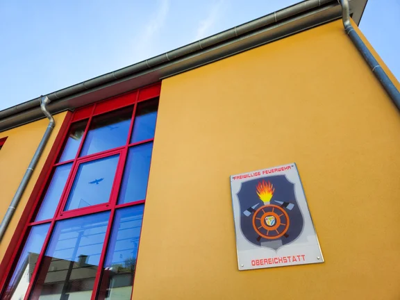Straßenfront des Feuerwehrhauses